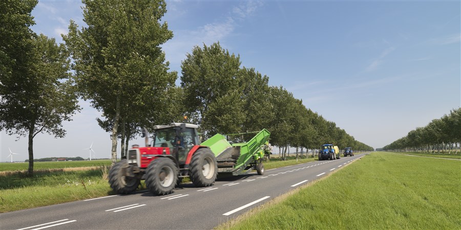 Tractoren op de autoweg