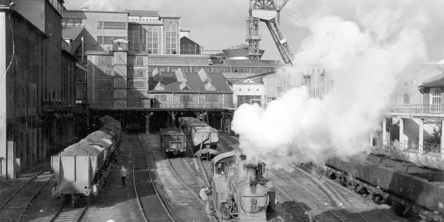 Stoomlocomatief bij de Staatsmijn Emma, de op een na grootste steenkolenmijn van Nederland. Heerlen, 1957. Stoomlocomatief bij de Staatsmijn Emma, de op een na grootste steenkolenmijn van Nederland. Heerlen, 1957.