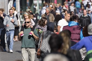 mensen lopen in het centrum van Rotterdam op de winkelstraat