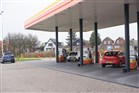 Benzinepomp met personenauto&#x27;s