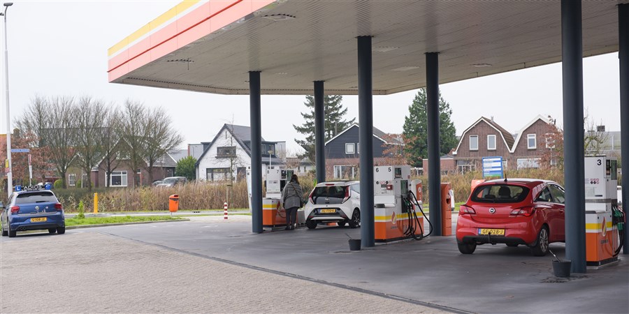 Benzinepomp met personenauto's