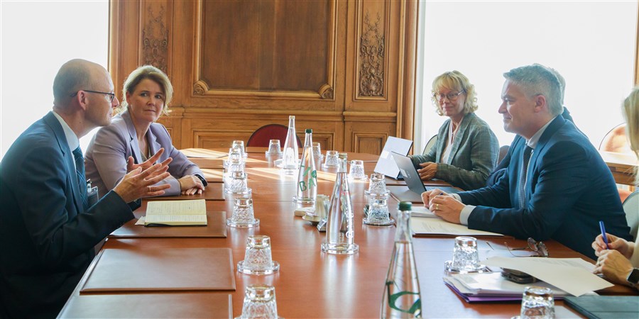Directeur-Generaal Angelique Berg (CBS) en Directeur-Generaal Geir Axelsen van het Noorse statistiekbureau in gesprek met Mathias Corman, Secretaris-Generaal van de OESO