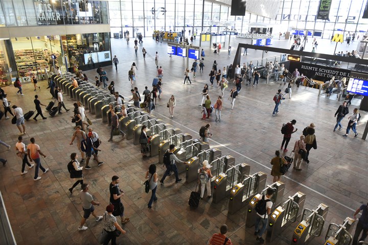 Overzichtsfoto van toegangspoortje op station Rotterdam Centraal