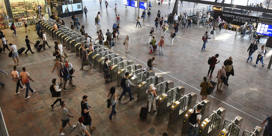 Overzichtsfoto van toegangspoortje op station Rotterdam Centraal