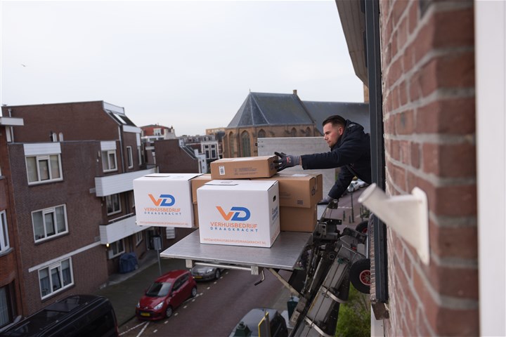 verhuizer verhuist de inboedel uit een appartement
