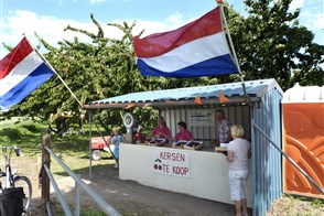  De Heerlense vestiging van CBS, met op de voorgrond een bord met het CBS-logo en de tekst "Centraal Bureau voor de Statistiek".