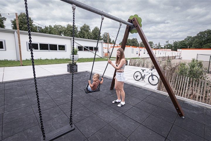 De Oekrainse jonge moeder Polina met haar zoontje Daniel (1) in het speeltuintje van de opvanglocatie. Daniel is in Heerlen geboren.