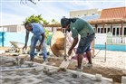 Twee bouwvakkers bestraten een weg op Bonaire