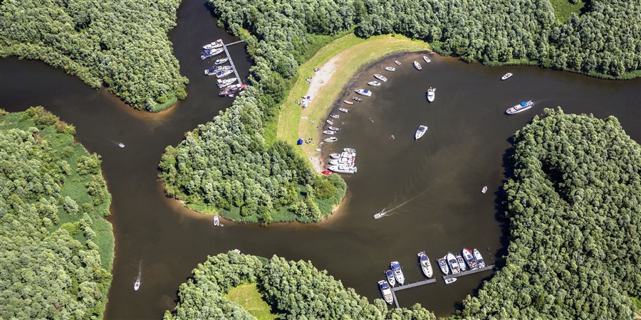 Luchtfoto van de Biesbosch.
