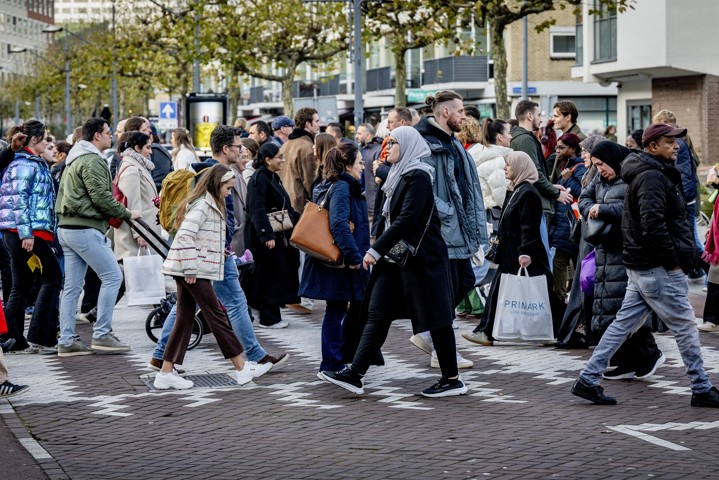 Winkelende Rotterdammers steken de Karel Doormanstraat over in de binnenstad van Rotterdam.