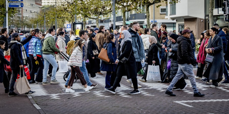 Winkelende Rotterdammers steken de Karel Doormanstraat over in de binnenstad van Rotterdam.