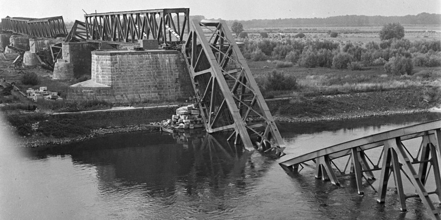 Een tijdens WOII vernielde spoorbrug, Zaltbommel, 1945