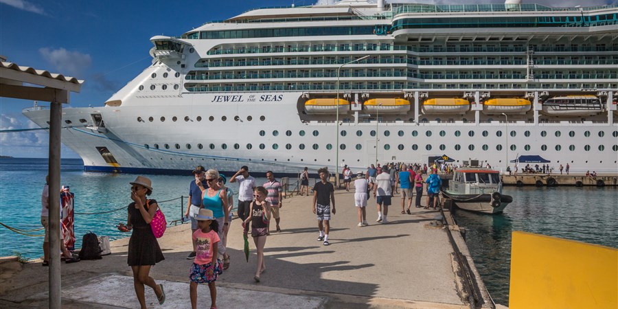foto Passagiers lopen van en naar een cruiseboot