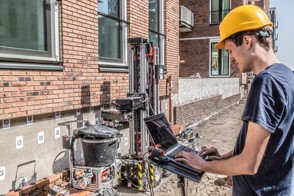  De Heerlense vestiging van CBS, met op de voorgrond een bord met het CBS-logo en de tekst "Centraal Bureau voor de Statistiek".