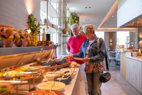  De Heerlense vestiging van CBS, met op de voorgrond een bord met het CBS-logo en de tekst "Centraal Bureau voor de Statistiek".