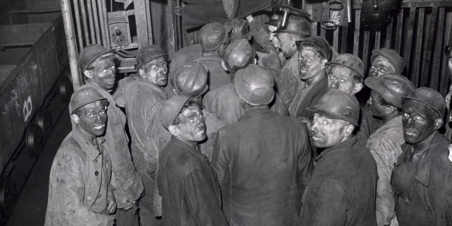 Mijnwerkers stappen in de lift van de steenkolenmijn in Limburg, 1946. Mijnwerkers stappen in de lift van de steenkolenmijn in Limburg, 1946.