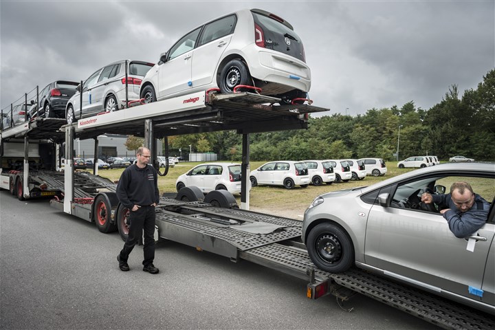Een nieuwe lading Volkswagens wordt afgeleverd bij de dealer in Groningen