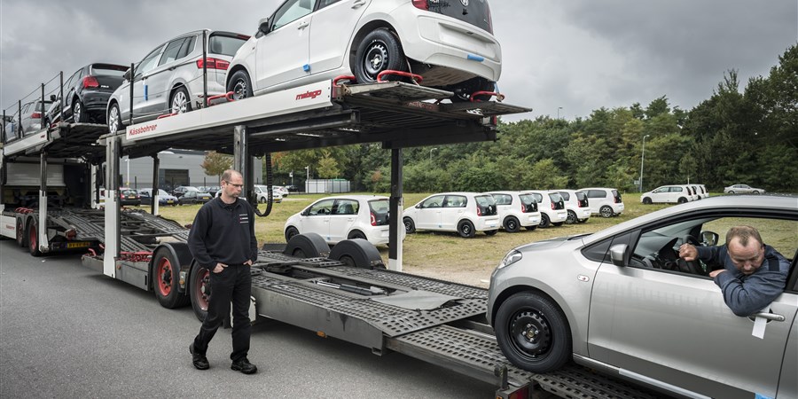 Een nieuwe lading Volkswagens wordt afgeleverd bij de dealer in Groningen