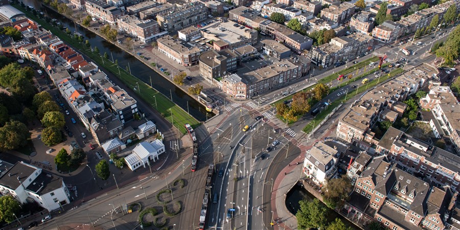 Stadsbeeld Den Haag, gezien vanaf het dakterras van de Strijkijzer