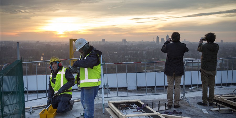 Robert Philippi, Project Directeur van Unica Dura Vermeer Datacenters (UDD), opent de viering van het hoogste punt van AM4