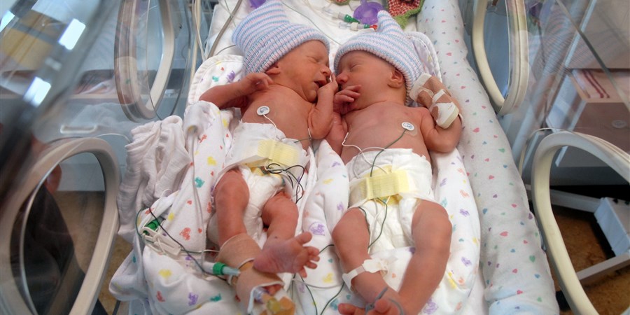 Prematuur geboren tweeling op de afdeling neonatologie van het LUMC