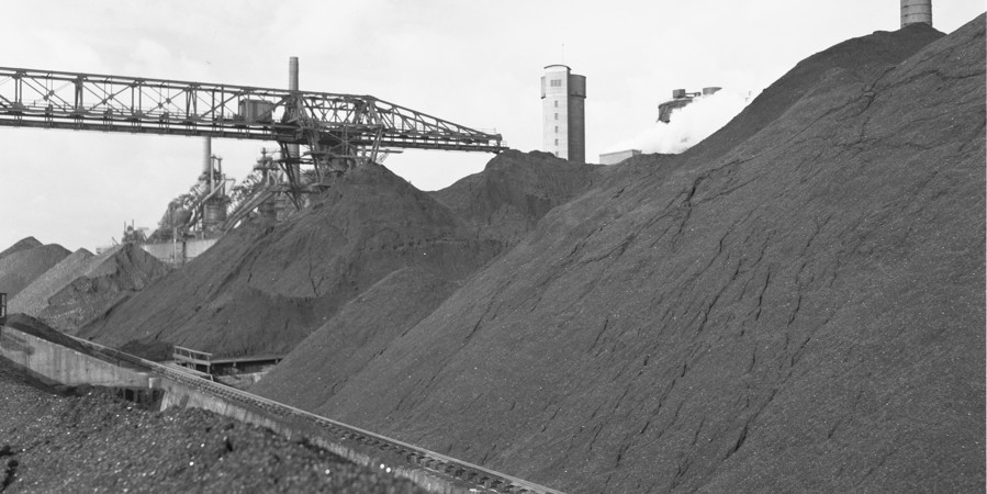 Opslag van de fijnkool op het terrein van de Hoogovens. Velsen, 1949 Opslag van de fijnkool op het terrein van de Hoogovens. Velsen, 1949