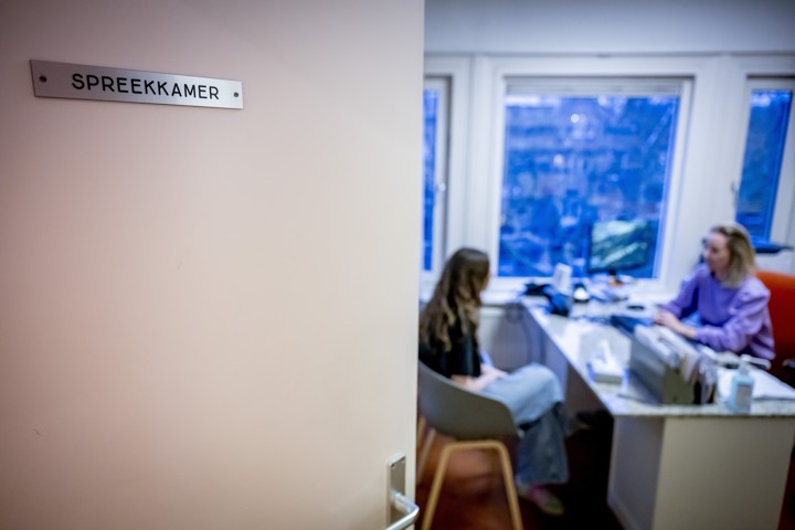 Een huisarts  in gesprek met een patiënt tijdens een bezoek aan de huisartsenpraktijk in Rotterdam.