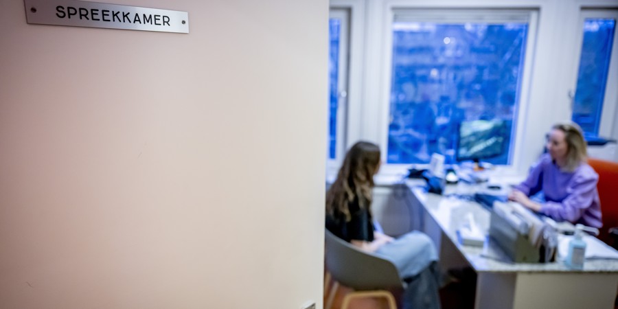 Een huisarts  in gesprek met een patiënt tijdens een bezoek aan de huisartsenpraktijk in Rotterdam.