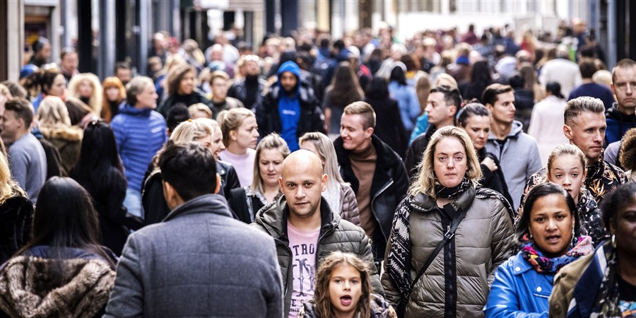 Winkelend publiek in Amsterdam