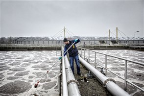 Medewerker van Waterschap de Dommel neemt monsters van het Tilburgs afvalwater dat is binnen gekomen bij de rioolwaterzuivering in Tilburg-Noord.