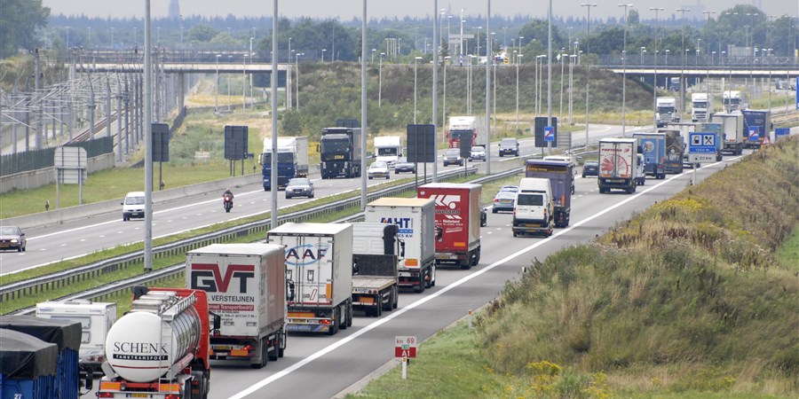 Vrachtverkeer op de autosnelweg bij de Nederlands Belgische grens