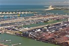 Luchtfoto van de Rotterdamse haven, olieopslag, ertsopslag, containers.