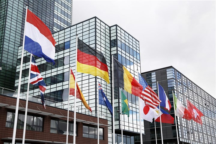 Vlaggen van diverse landen voor gebouw van internationale organisatie
