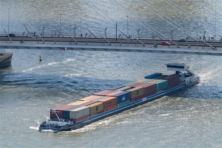Containerschip binnenvaart Erasmusbrug