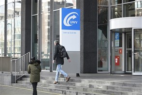  De Heerlense vestiging van CBS, met op de voorgrond een bord met het CBS-logo en de tekst "Centraal Bureau voor de Statistiek".