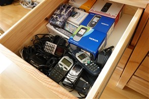 Oude mobieltjes in een bureaula