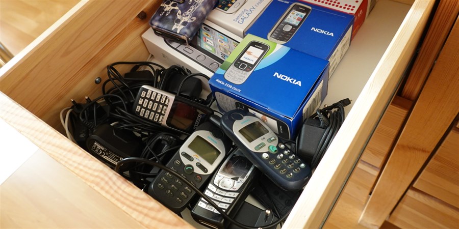 Oude mobieltjes in een bureaula