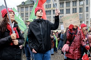  De Heerlense vestiging van CBS, met op de voorgrond een bord met het CBS-logo en de tekst "Centraal Bureau voor de Statistiek".