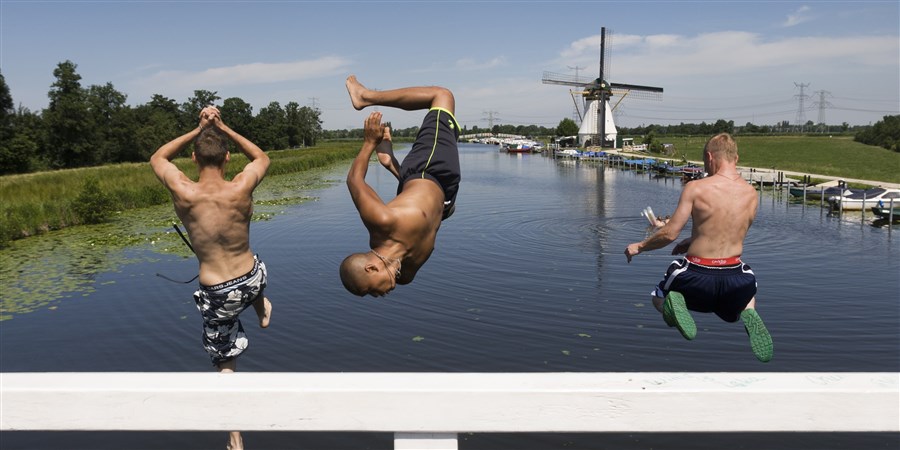 Jongens nemen duik vanaf brug in rivier