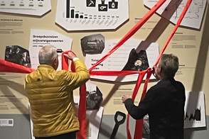 De openingshandeling van de nieuwe expo in het Nederlands Mijnmuseum in Heerlen werd verricht door twee oud mijnwerkers die ook bij het CBS hebben gewerkt. Sjef Lückers rechts en Piet Smeijsters links op de foto