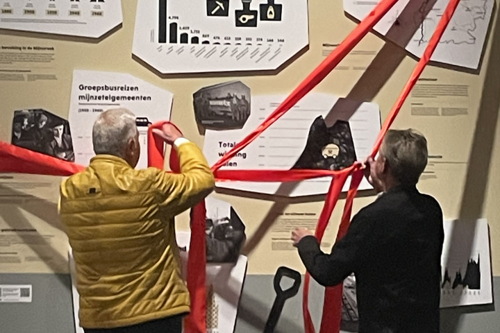 De openingshandeling van de nieuwe expo in het Nederlands Mijnmuseum in Heerlen werd verricht door twee oud mijnwerkers die ook bij het CBS hebben gewerkt. Sjef Lückers (rechts) en Piet Smeijsters links op de foto