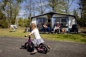 Vrouw met toiletrol op camping