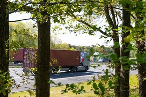 Vrachtwagen met container