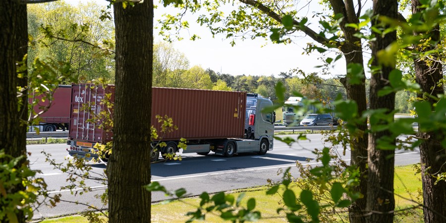 Vrachtwagen met container