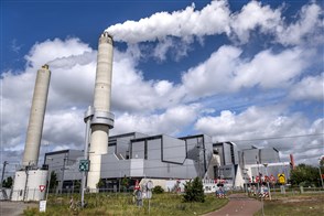 Buitenaanzicht met rokende schoorstenen van een energie afvalbedrijf