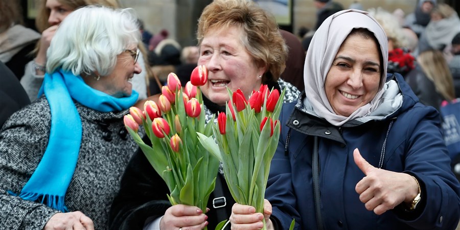 Dames met tulpen op de Dam in Amsterdam