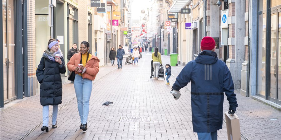 Vrouw doet boodschappen in een supermarkt met een boodschappenkar