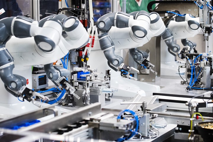 Het begin van de eerste samenwerking tussen drie co-robots