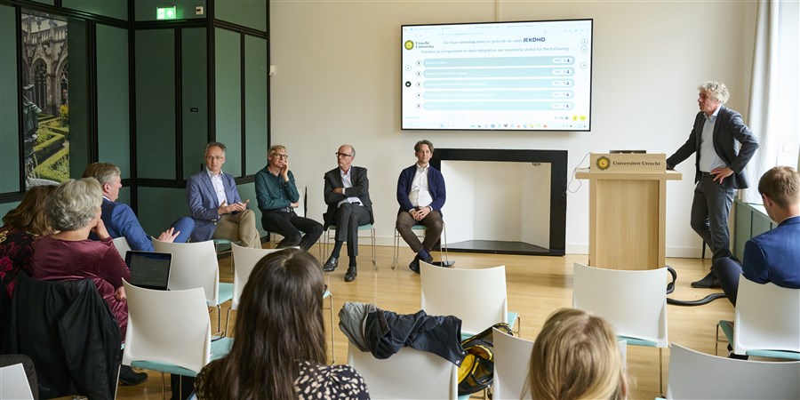 Onderzoekers van het CBS en de Universiteit Utrecht met elkaar in gesprek over gezamenlijk onderzoek