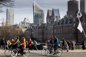  De Heerlense vestiging van CBS, met op de voorgrond een bord met het CBS-logo en de tekst "Centraal Bureau voor de Statistiek".